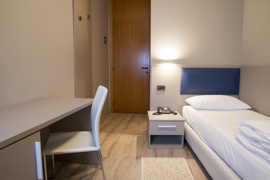 Albergo Montenegro Maniago Esterno foto